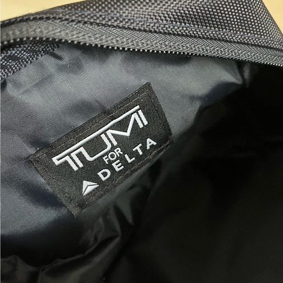 TUMI  For Delta , Small black Toiletries - Picture 5 of 6